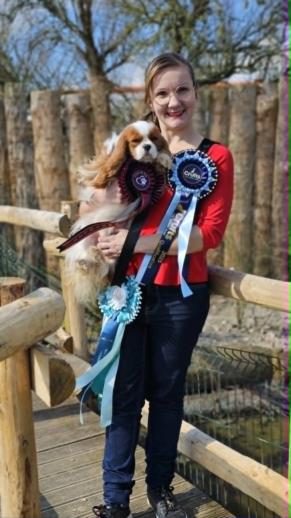 Ultra Violet du Domaine des Airaudes avec son éleveuse au retour de Crufts 2025